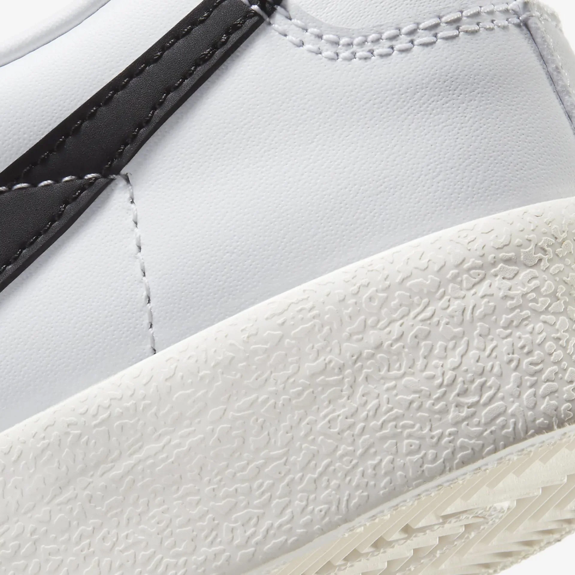 Nike | BLAZER LOW '77 VINTAGE { WHITE/BLACK - Image 4